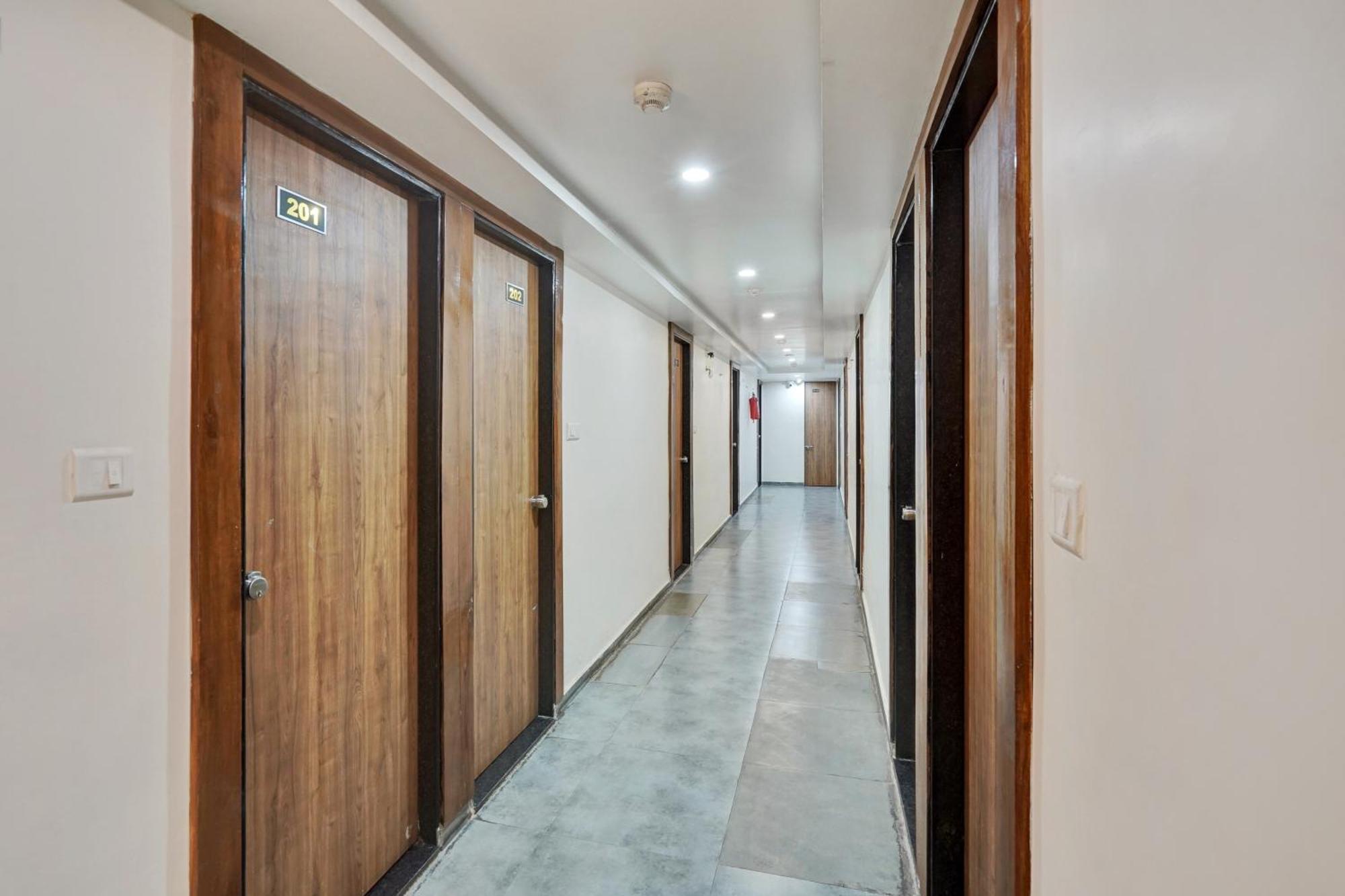 Super Collection O Kudasan Gandhinagar Formerly Hotel Royal Mansion Exterior photo